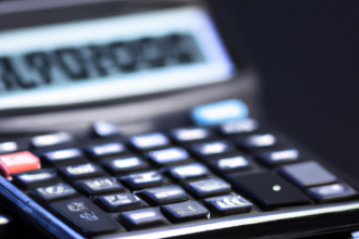 =Imagem representativa da integração da Inteligência Artificial nas operações de negócios.