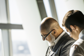 =Ilustração sobre estratégia multicloud e AI da Oracle.