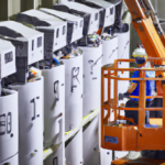 =Imagem do hackathon de IA na indústria automotiva, destacando colaboração entre líderes e engenheiros.