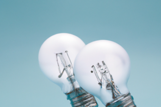 =Gráfico representando a interação entre inteligência artificial e estratégias omnichannel no varejo.