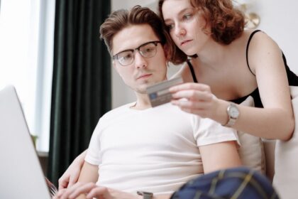 =Imagem ilustrativa de uma notícia sobre automação e varejo.