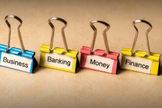 =Ilustração sobre serviços financeiros e tecnologia.