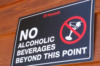 Imagem editorial sobre ia aplicada aos negócios com foco em cybersecurity risk operations.