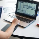 Imagem editorial sobre governança, regulação & risco com foco em data privacy governance.