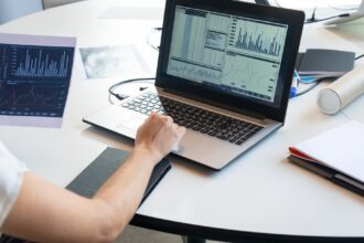 Imagem editorial sobre governança, regulação & risco com foco em data privacy governance.