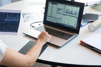 Imagem editorial sobre governança, regulação & risco com foco em data privacy governance.