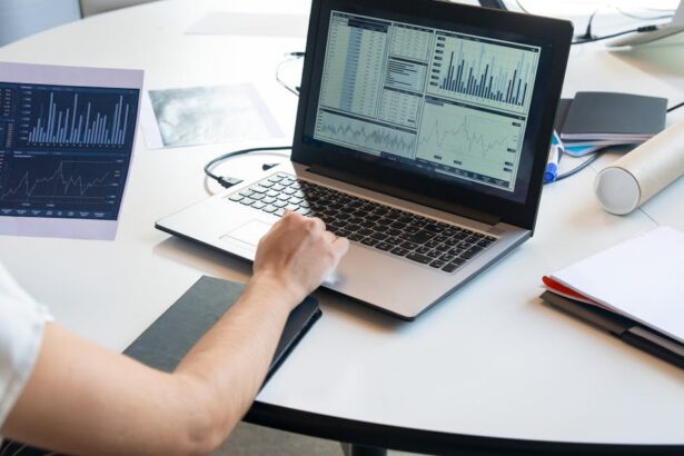Imagem editorial sobre governança, regulação & risco com foco em data privacy governance.