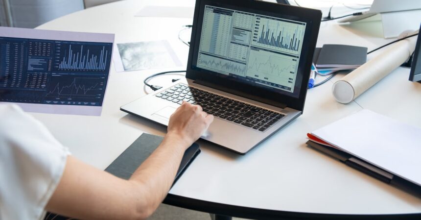 Imagem editorial sobre governança, regulação & risco com foco em data privacy governance.