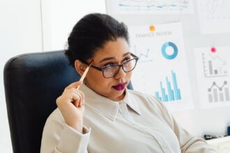 Imagem editorial sobre ia aplicada aos negócios com foco em business technology.