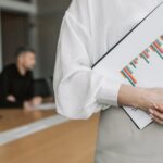 Imagem editorial sobre governança, regulação & risco com foco em data privacy governance.