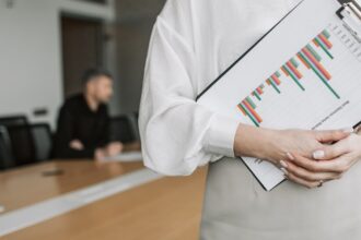 Imagem editorial sobre governança, regulação & risco com foco em data privacy governance.