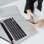 Imagem editorial sobre ia aplicada aos negócios com foco em business technology.