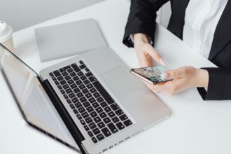 Imagem editorial sobre ia aplicada aos negócios com foco em business technology.