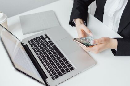 Imagem editorial sobre ia aplicada aos negócios com foco em business technology.