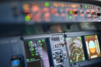 Imagem editorial sobre ia aplicada aos negócios com foco em cybersecurity risk operations.